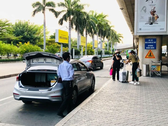 Cuốc bộ ra cổng sân bay đón taxi công nghệ