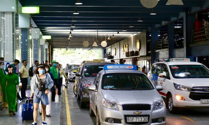 Leo cầu thang đón taxi công nghệ ở Tân Sơn Nhất